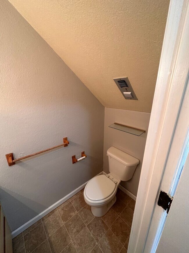 Foto del edificio - Gorgeous and Spacious 3 BR 1.5 BA Townhome...