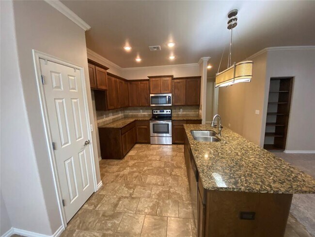Building Photo - 2217 Crooked Oak Dr
