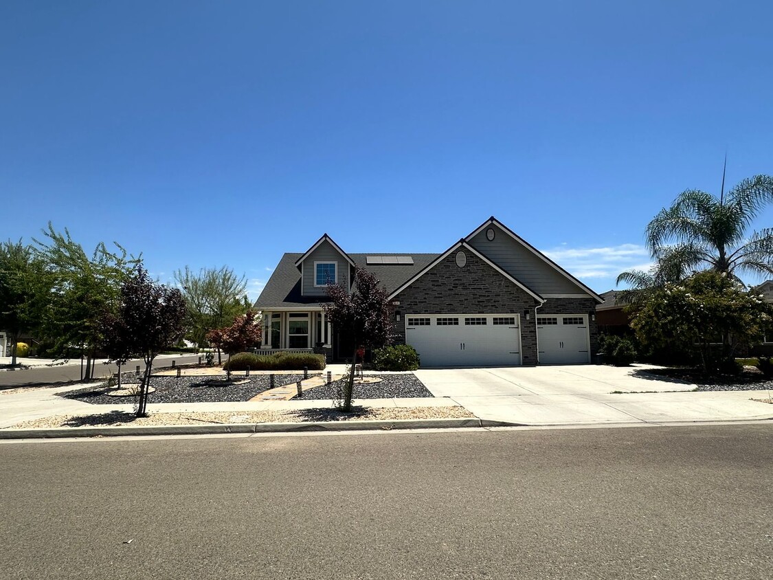 Building Photo - 2548 N Kayenta St