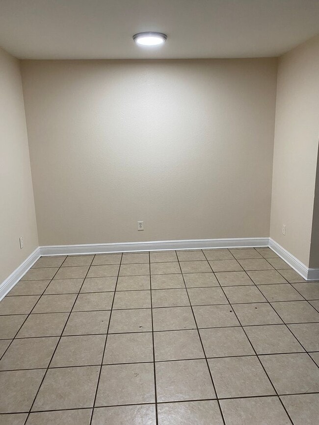 Building Photo - 3/3 Townhome in Woodbriar