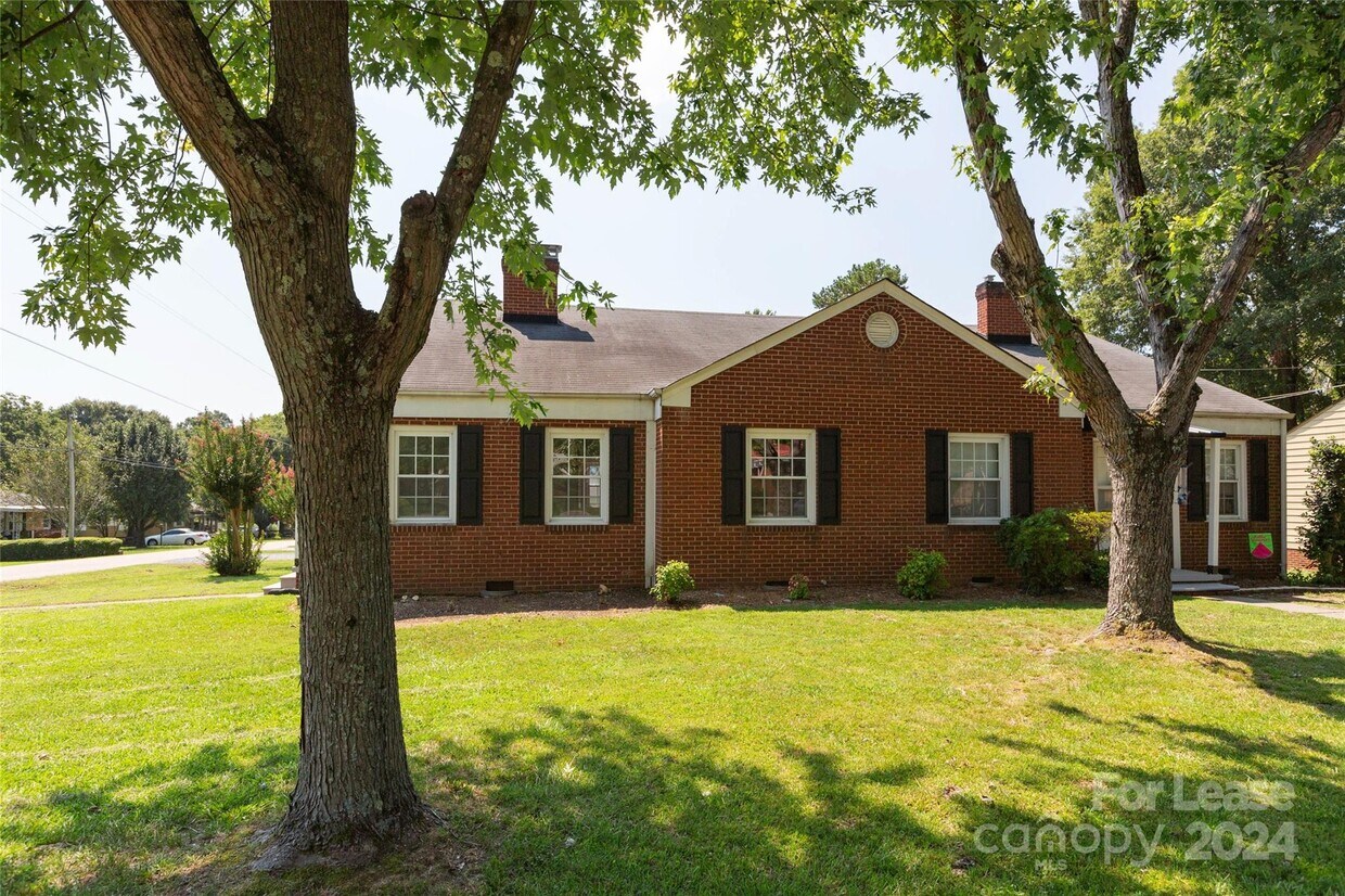 Primary Photo - 2000 Carolina Ave