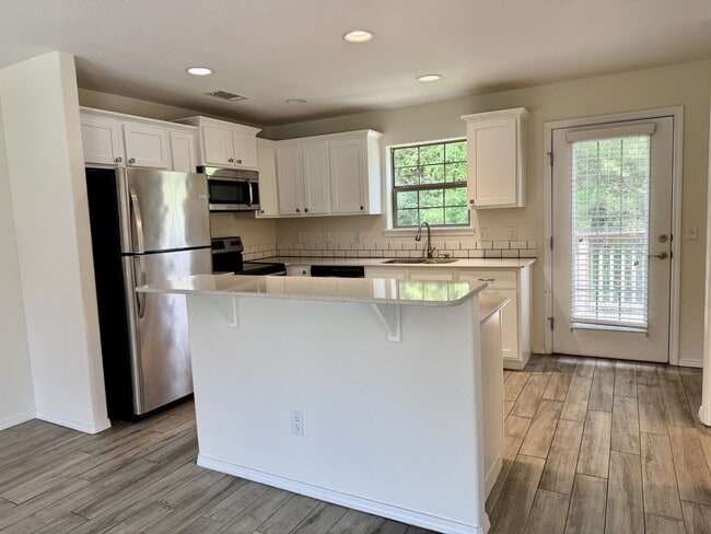 Building Photo - Nice 2 bedroom townhome close to I-49