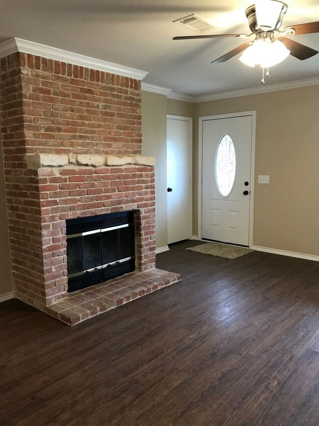Building Photo - 4 bed 2 bath home