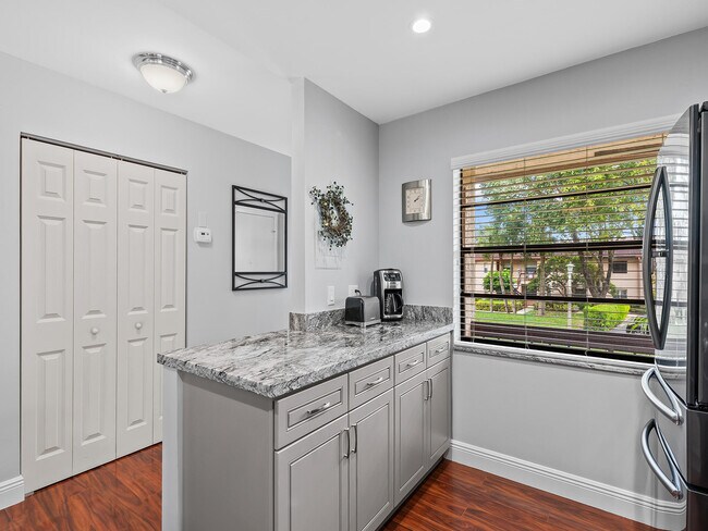 Building Photo - 9265 Vista Del Lago
