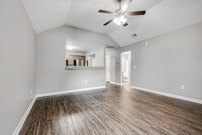 Building Photo - Charming 3BR Home/ Fenced Yard Convenient & Comfortable Living