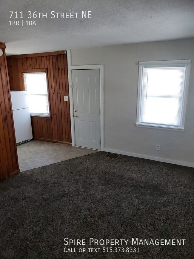 Building Photo - Super cute 1 bedroom house with large yard...