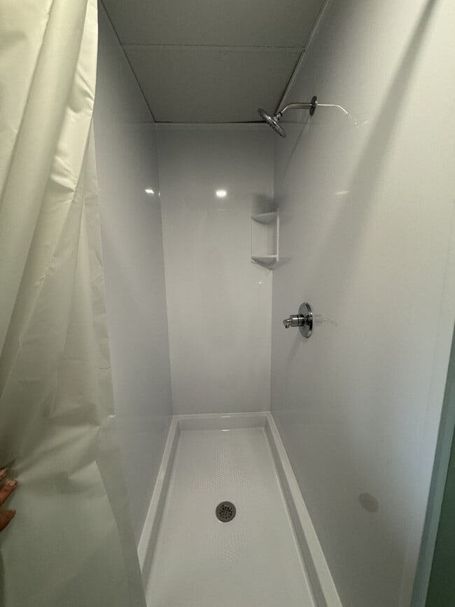 Building Photo - Basement apartment with kitchenette