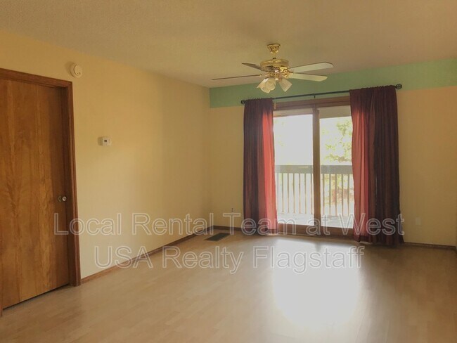 Building Photo - 5701 N Villa Cir