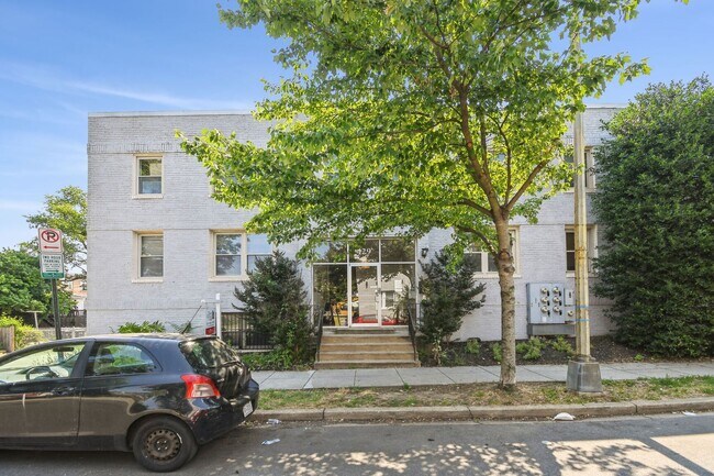 Foto del edificio - Available Now! 2 Level, 2 Bedroom Condo in Hill East!