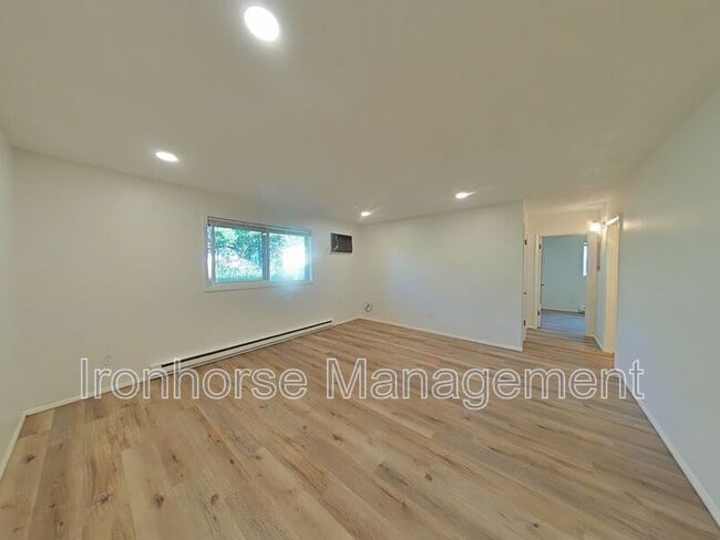 Building Photo - 809 W Villard St