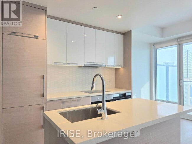 Building Photo - 488 University Ave