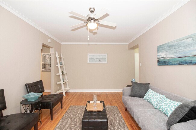 1BDR - Salon - 250 Broadway Apartment