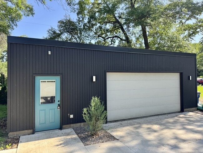 Building Photo - 1700 Cooper Ave S