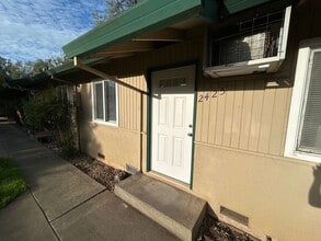 Building Photo - 2425 Mariposa Ave