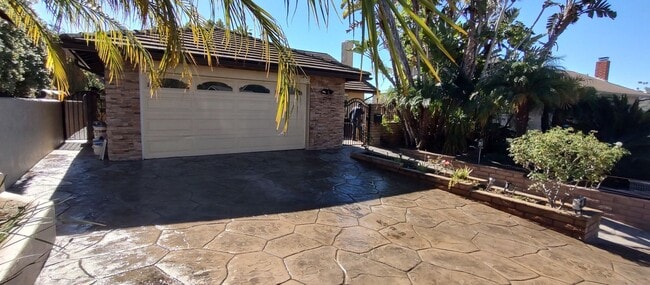 Building Photo - Upgraded Two Story Home - Bay Ho - View Lot - Central AC