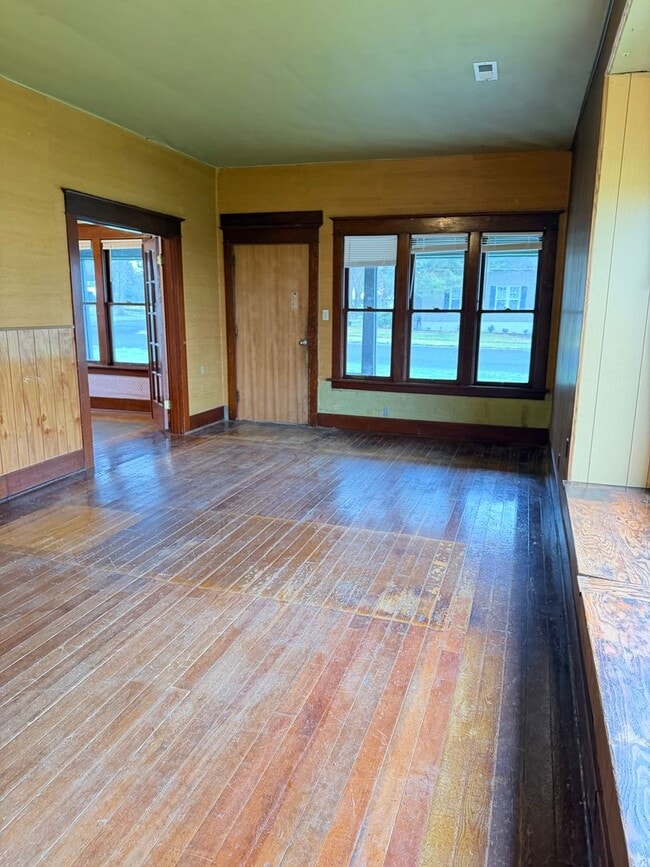 Foto del edificio - Large 2 bedroom 1 bath with bonus room