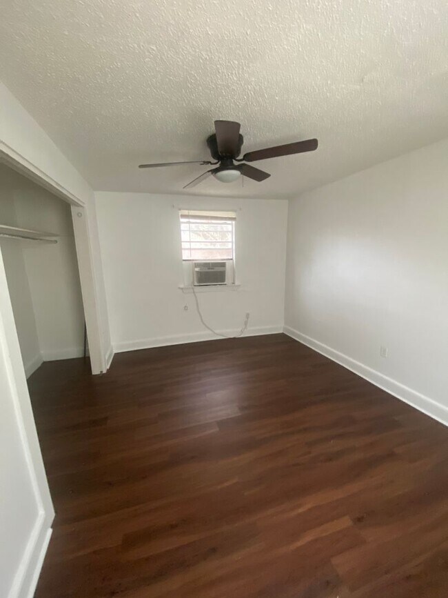 Building Photo - First Floor 1BD w/ In Unit Laundry