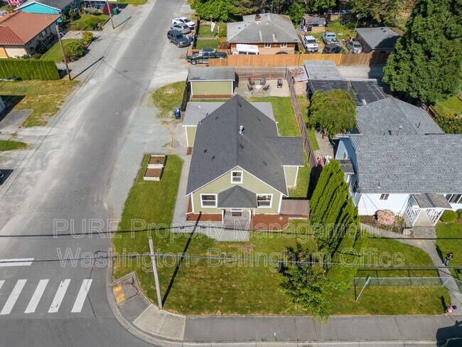 Building Photo - 631 S Anacortes St