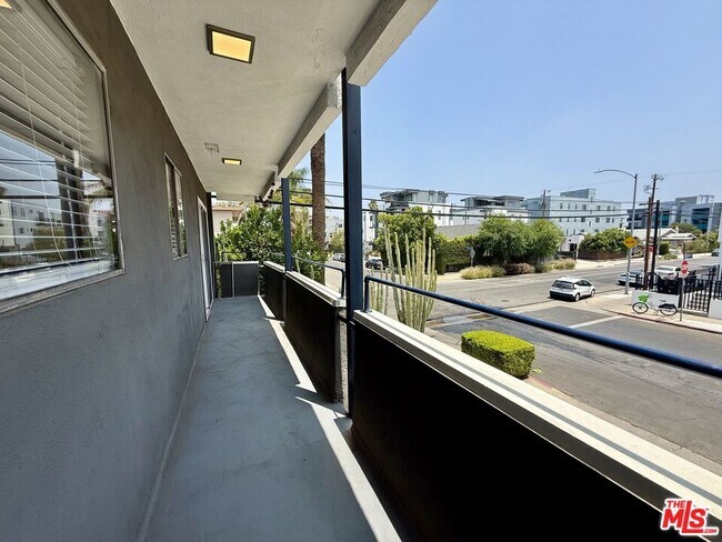 Foto del edificio - 6350 Willoughby Ave