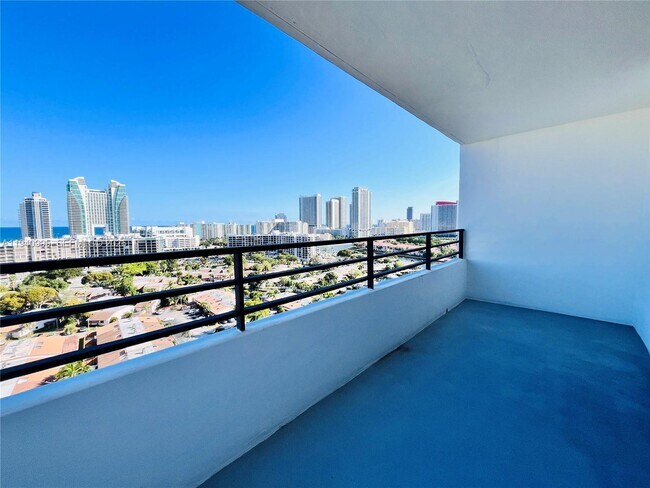 Foto del edificio - 2500 Parkview Dr