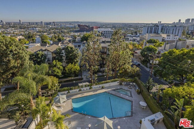 Foto del edificio - 8787 Shoreham Dr