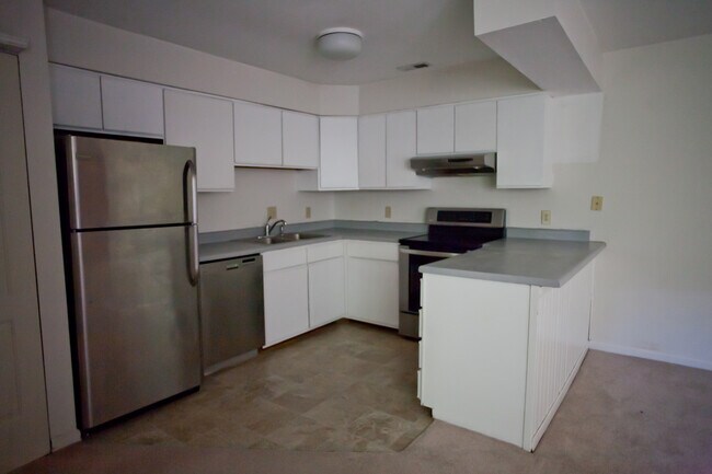 Foto del edificio - Modern 2BR Condo in Finley Forest | Pool, Tennis & Prime UNC Access