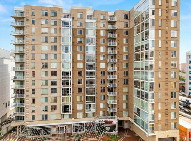 Foto del edificio - Sunny 1br condo in Downtown Silver Spring.