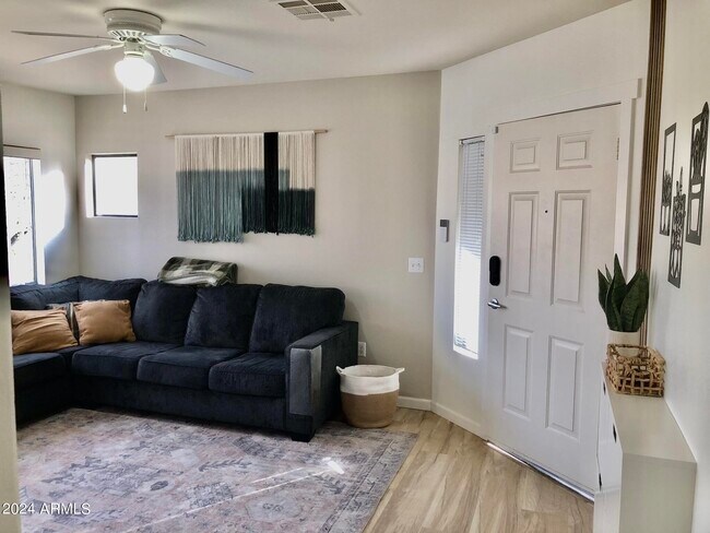 Foto del edificio - 1295 N Ash St