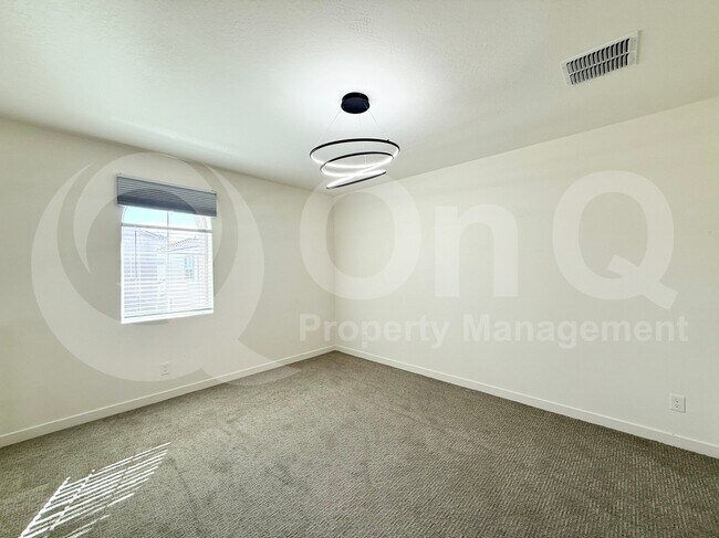 Building Photo - 685 N Bay Dr