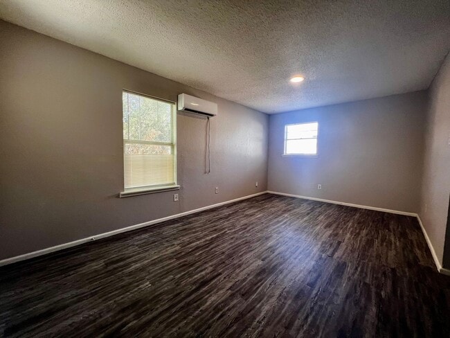 Building Photo - Charming 2 Bedroom