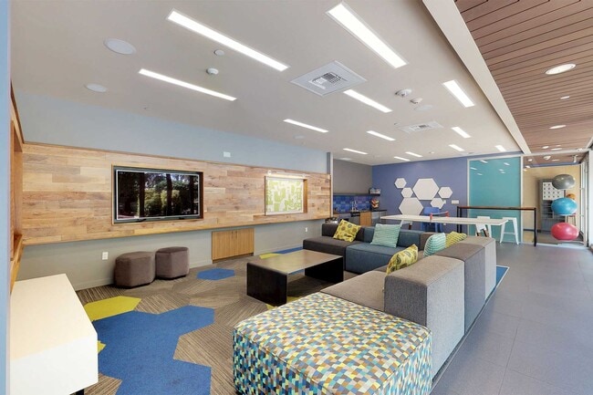 Building Photo - Lightbox