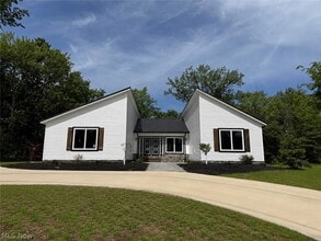 Building Photo - 3940 Ellendale Rd
