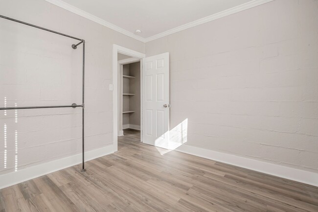 Building Photo - Charming Apartment Downtown Columbia - Hou...