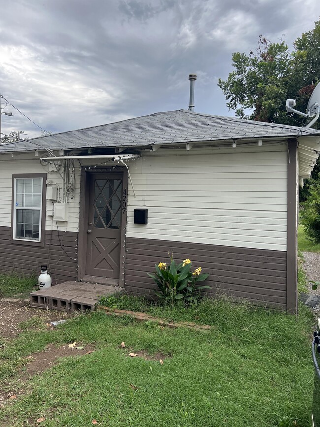 Building Photo - 4207 N Beaver Ave