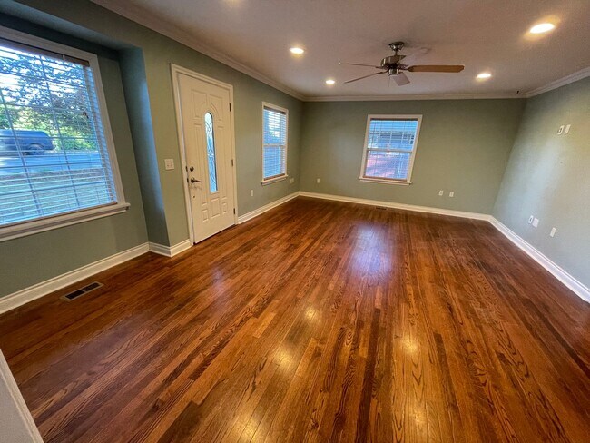 Foto del edificio - Amazing Remodeled 3Bed 1.5Bath Home in For...