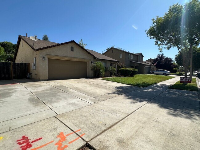 Building Photo - SW Visalia Home coming soon!!