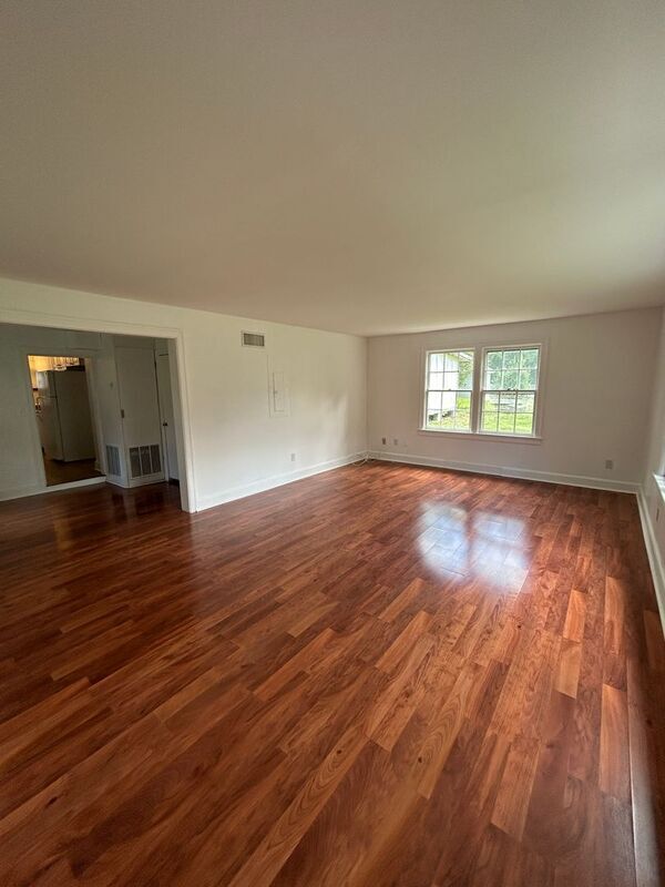Building Photo - 113 Woods Dr