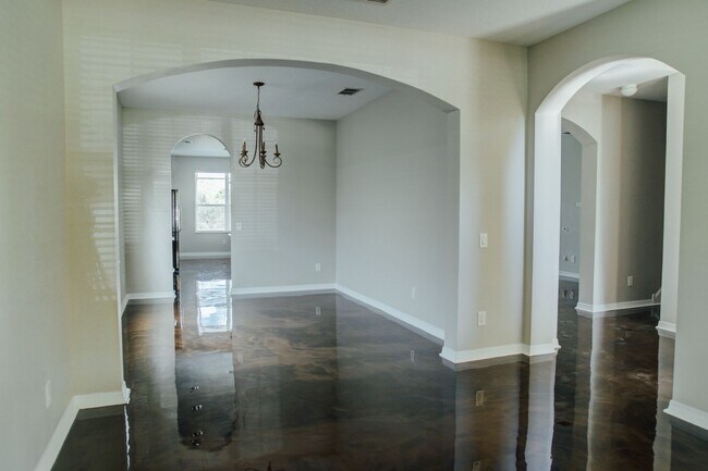 Foto del edificio - Elegant 5-Bedroom Pool Home with 3-Car Gar...