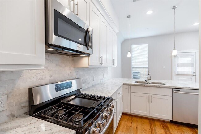Building Photo - 608 Hawthorn Grove Ln