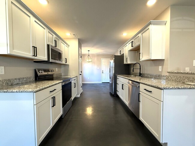 Building Photo - 3 bedroom 3 bath in Highland Park neighbor...