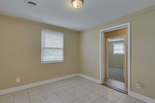 Foto del edificio - Brick home for rent.
