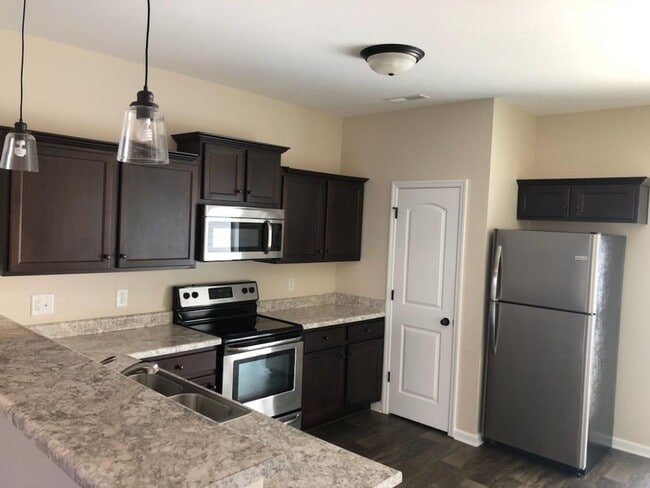 Building Photo - 2 bedroom, 2.5 bath townhouse in Sneads Ferry Justice Farm Townhome community