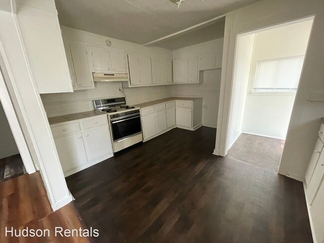 Building Photo - 3 br, 1 bath House - 1401 W. Short 17th St