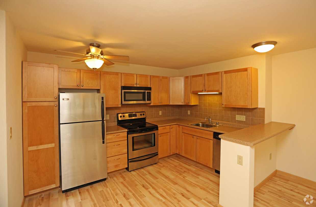 Cocina del apartamento renovado - Hilldale Towers