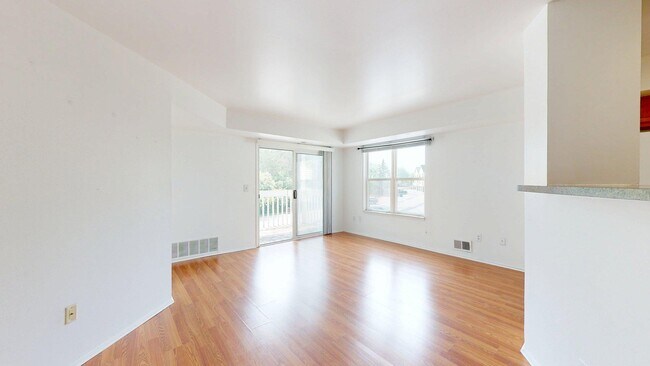 Foto del edificio - 2201 S Huron Pkwy