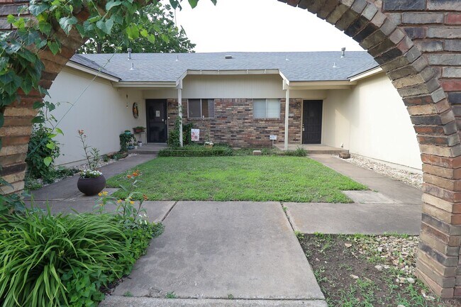 Foto del edificio - Spacious 3 bed / 2 bath duplex, Well maint...