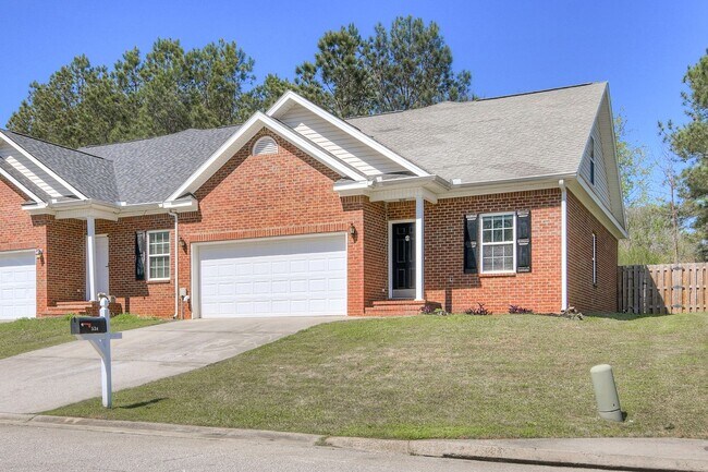 Building Photo - 3 Bedroom 2.5 Bath Townhouse