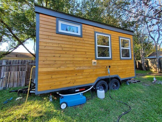 Foto del edificio - 5704 Creekbranch Cove