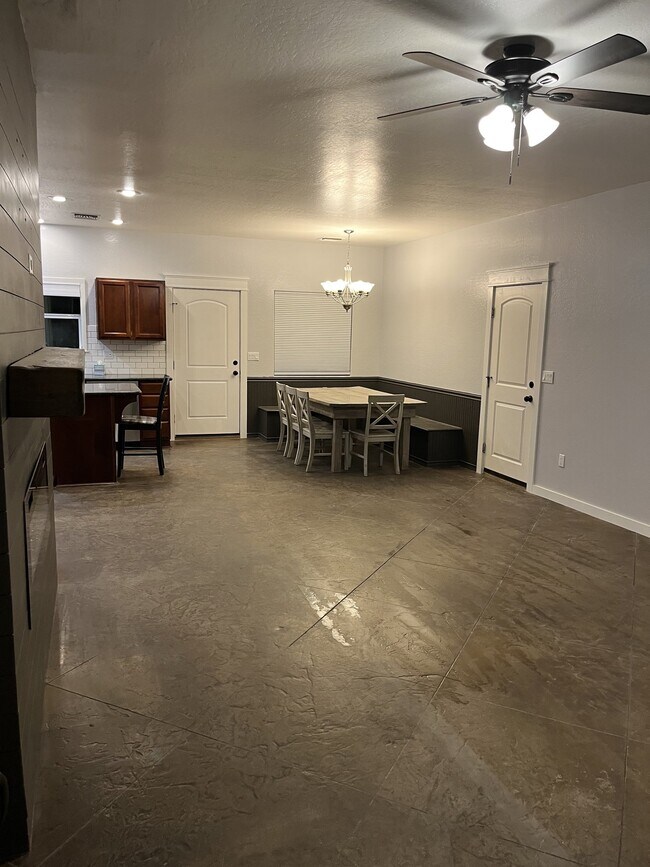 Building Photo - 720 S 600 W
