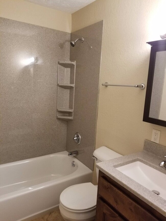 Foto del edificio - 3 Bedroom, 1 Bathroom Home with attached garage